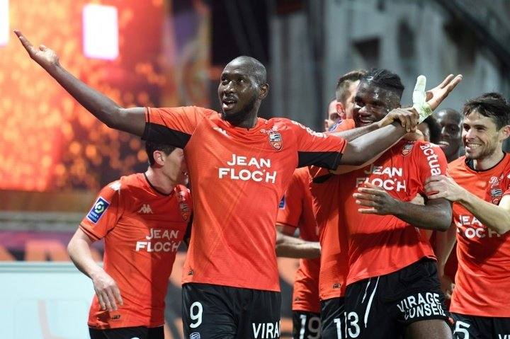 Koné (9) celebra un gol con el Lorient francés.