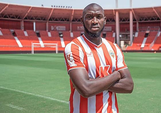 Ibrahima Koné posa para anunciar su fichaje por el Almería.