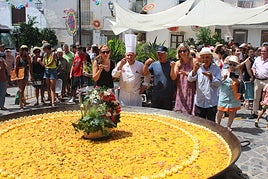 Parte de la Corporación municipal, miembros de Diputación, junto al cocinero y también pregonero.