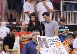 Un aficionado le pide la camiseta a Juancho Hernangómez