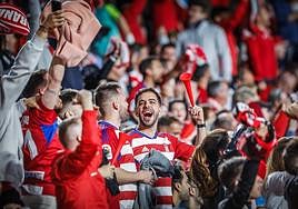 Aficionados del Granada, en Los Cármenes.