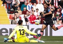 Sergio Camello, durante un partido con el Rayo la pasada temporada.