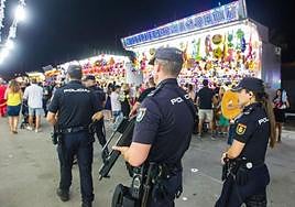 Agentes de Policía Nacional patrullan durante una noche de feria.