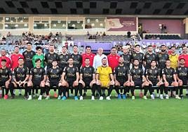 Foto del club con jugadores, equipo técnico y directivos.