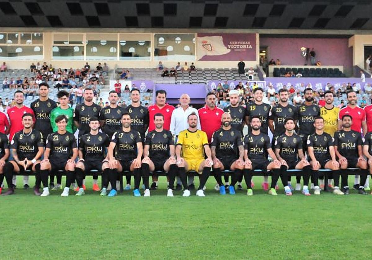 Foto del club con jugadores, equipo técnico y directivos.