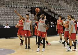 Un momento del entrenamiento de la selección en el Palacio.