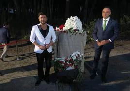 El invitado especial, Miguel Poveda, y el presidente de la Diputación, Francisco Rodríguez, ante el monolito de homenaje a Lorca en Alfacar.