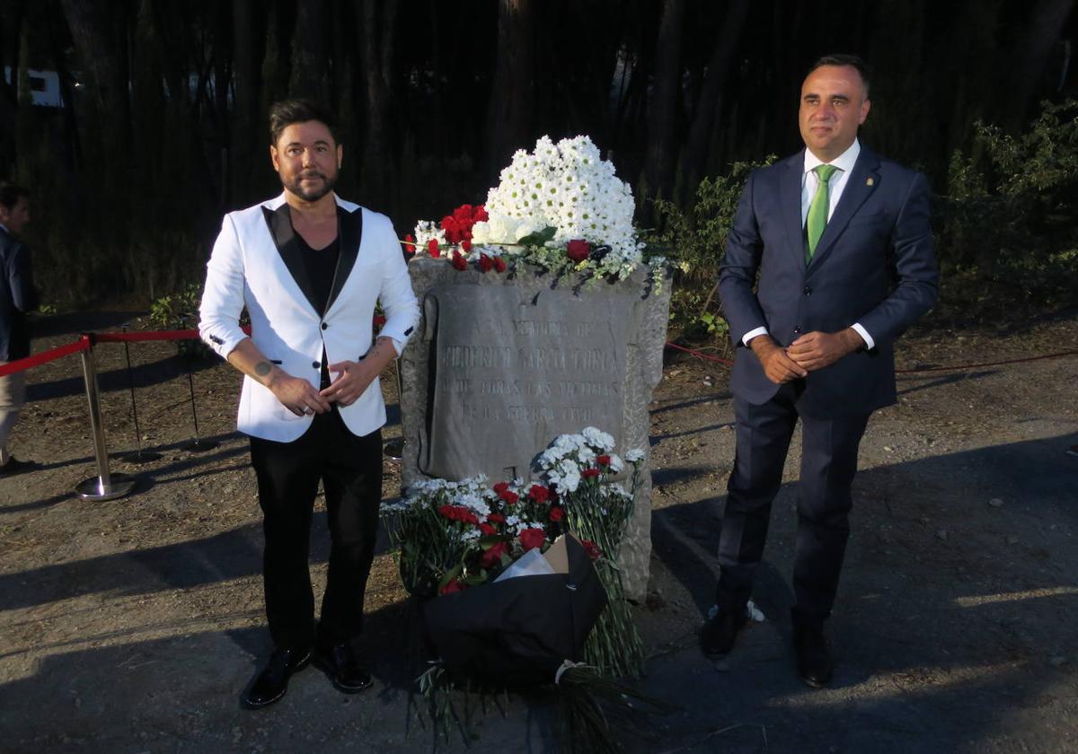 El invitado especial, Miguel Poveda, y el presidente de la Diputación, Francisco Rodríguez, ante el monolito de homenaje a Lorca en Alfacar.