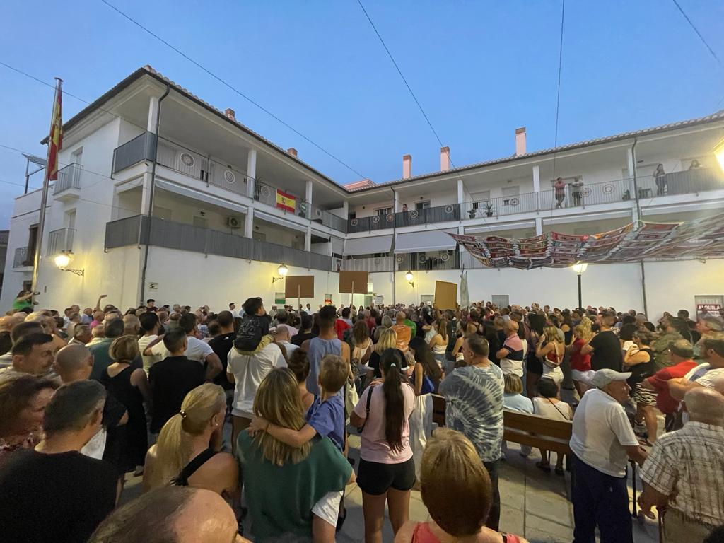 Numerosas personas se concentraron en la Plaza de España de Dílar.