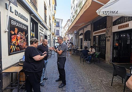 Dueños de negocios de Plaza Nueva hablando entre ellos