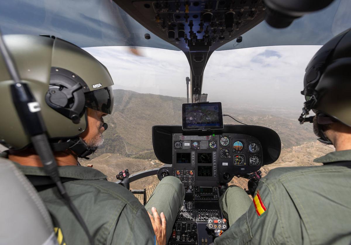 El helicóptero de la Guardia Civil realiza labores de vigilancia desde el aire