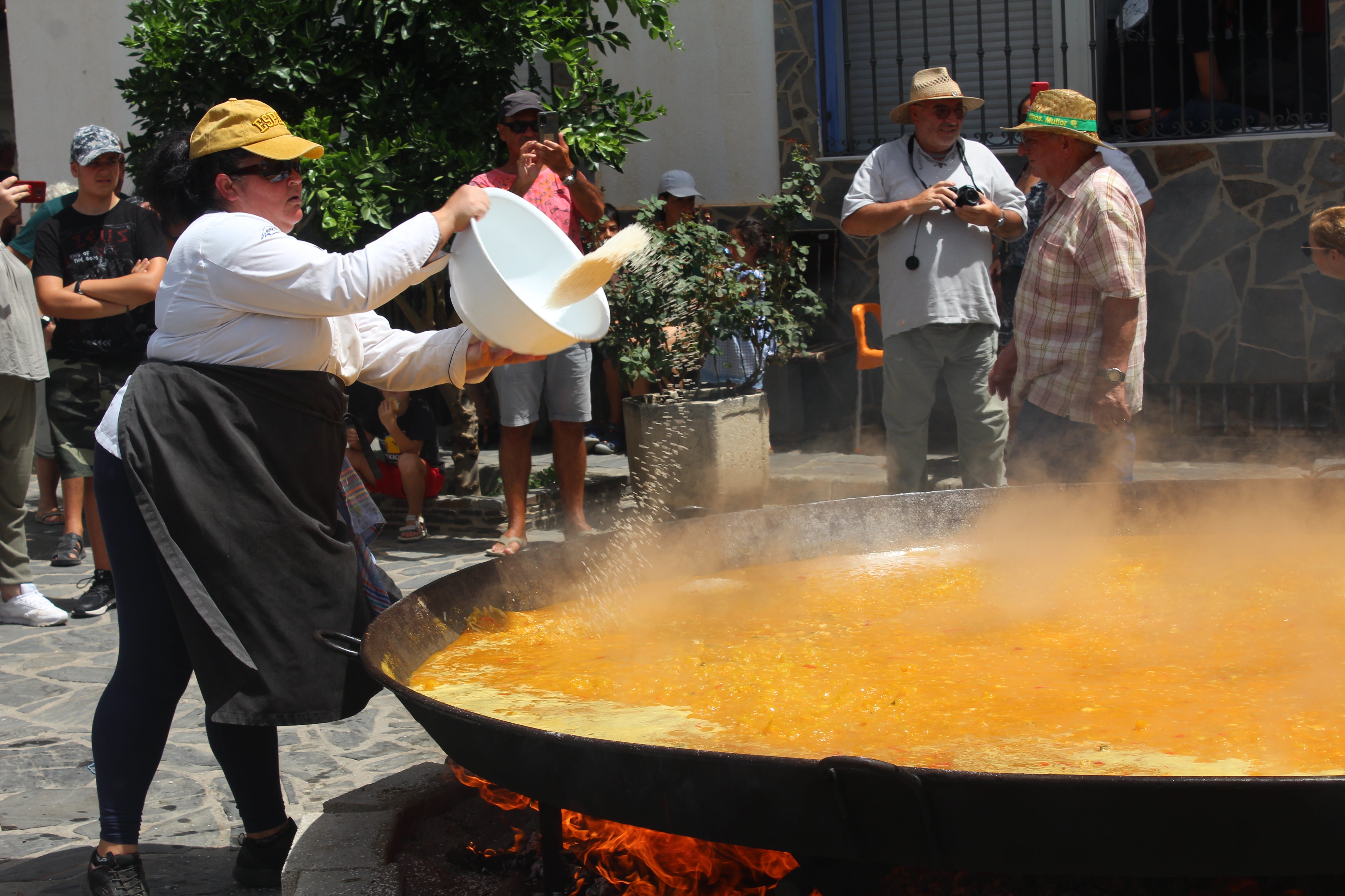 Más de 1.200 personas disfrutan de una gran paella en Velefique