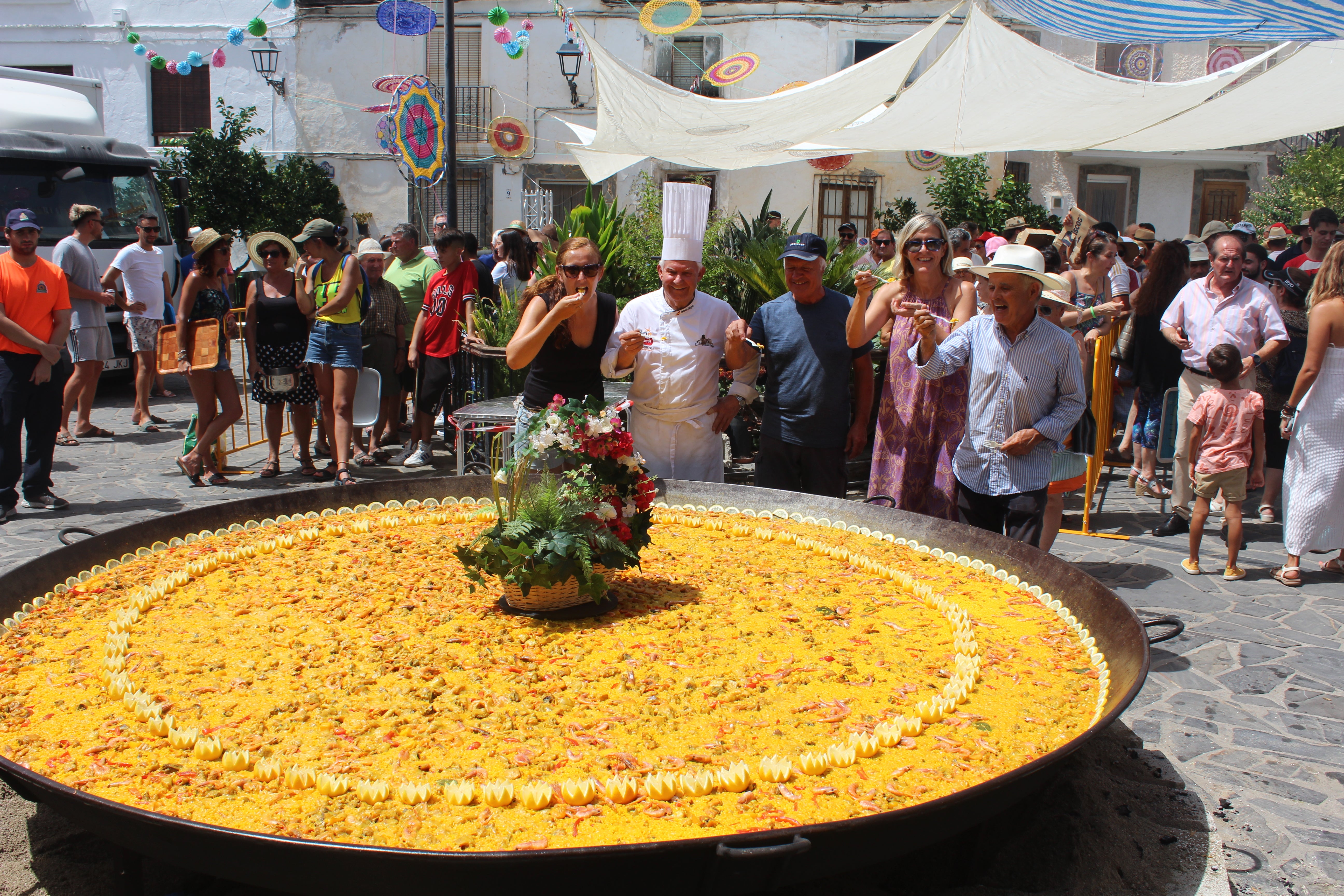 Más de 1.200 personas disfrutan de una gran paella en Velefique