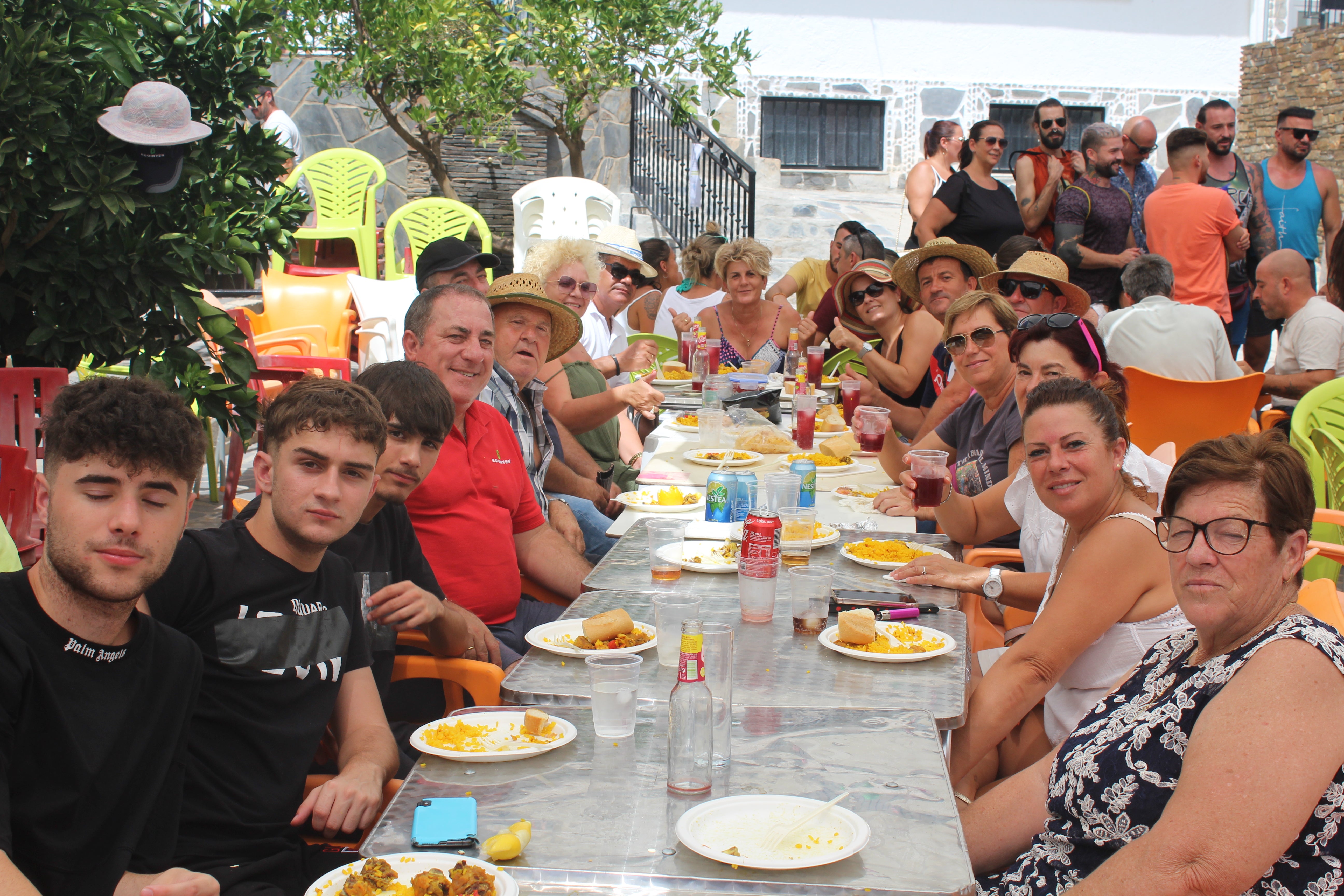 Más de 1.200 personas disfrutan de una gran paella en Velefique