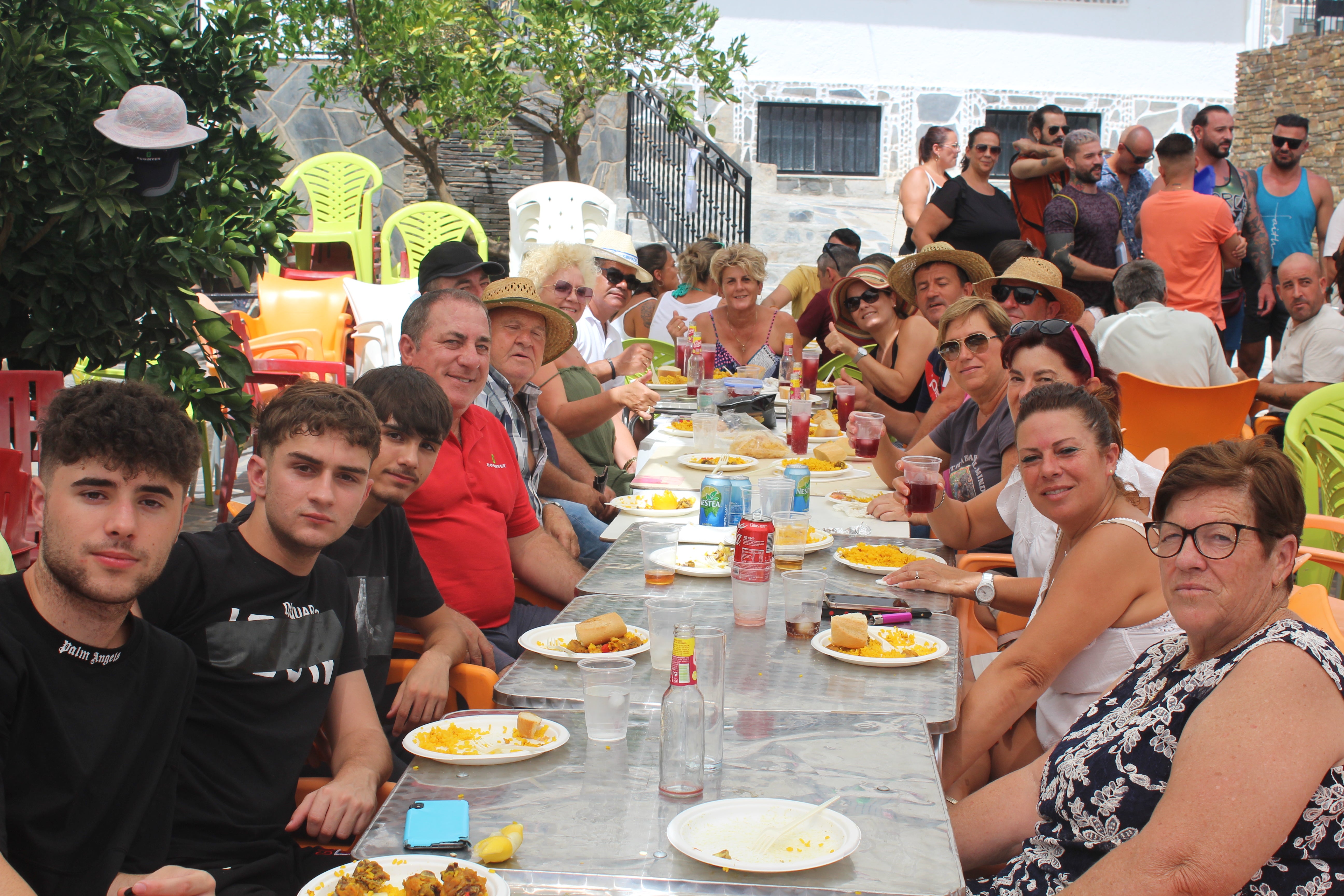 Más de 1.200 personas disfrutan de una gran paella en Velefique
