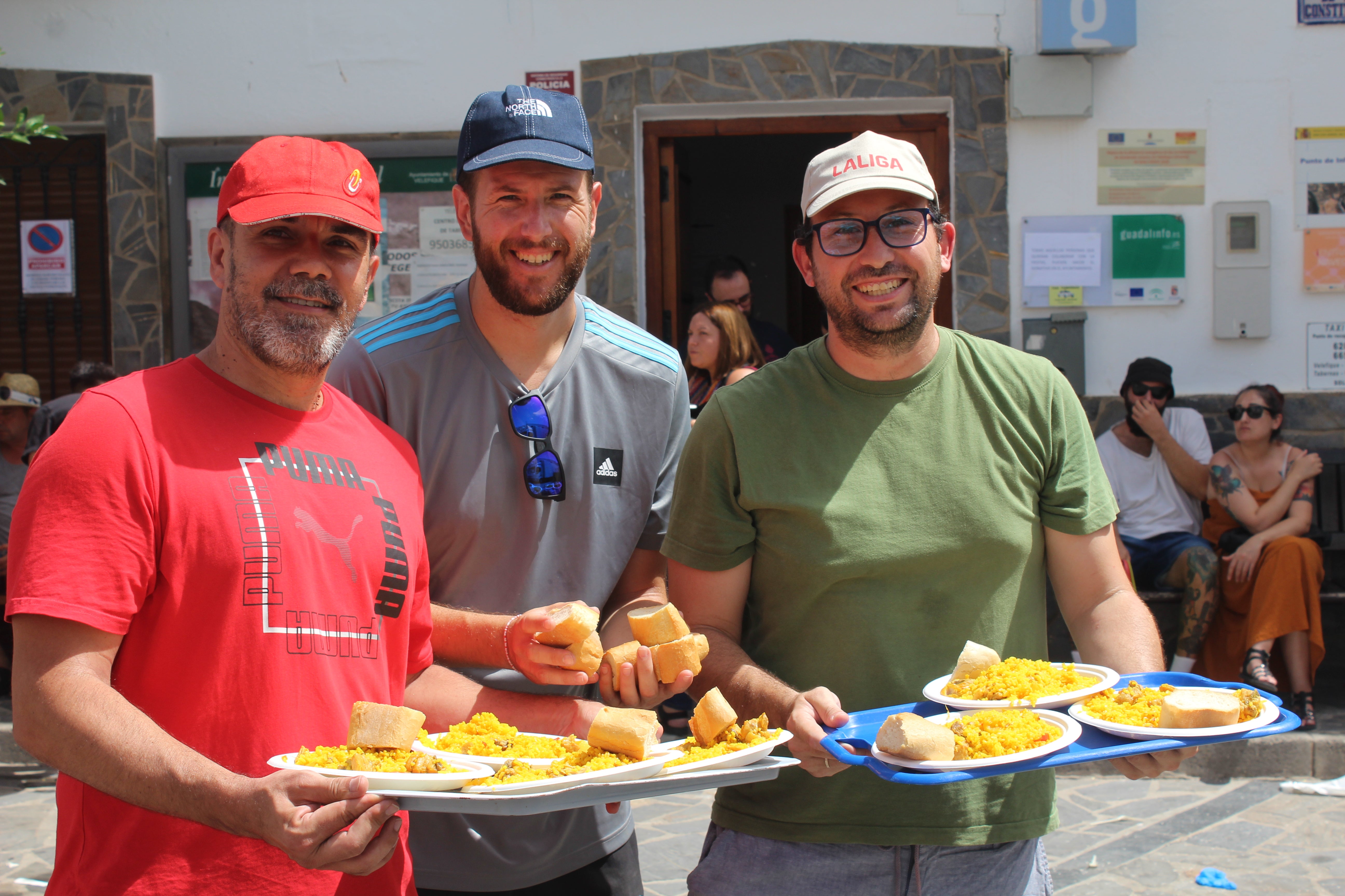 Más de 1.200 personas disfrutan de una gran paella en Velefique