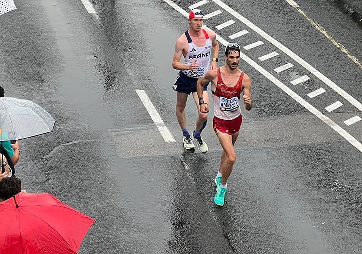Alberto Amezcua marcha sobre el empapado asfalto de Budapest.