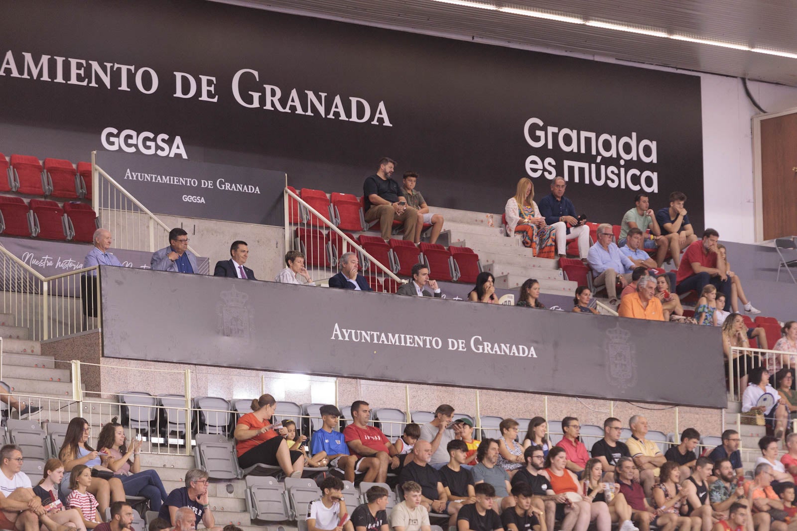 Encuéntrate en la grada del Palacio durante el España-República Dominicana
