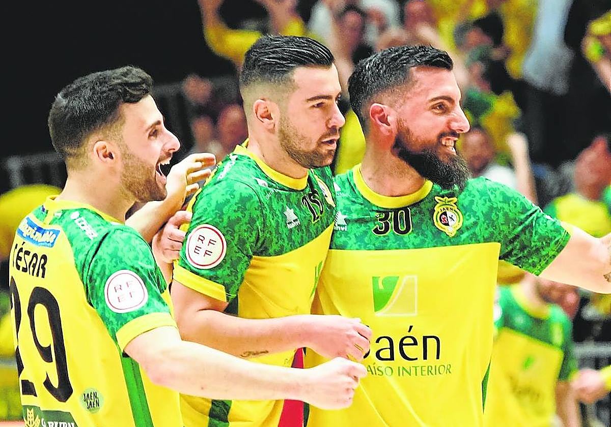 César, Chino y Taborda celebran un tanto del pasado curso.