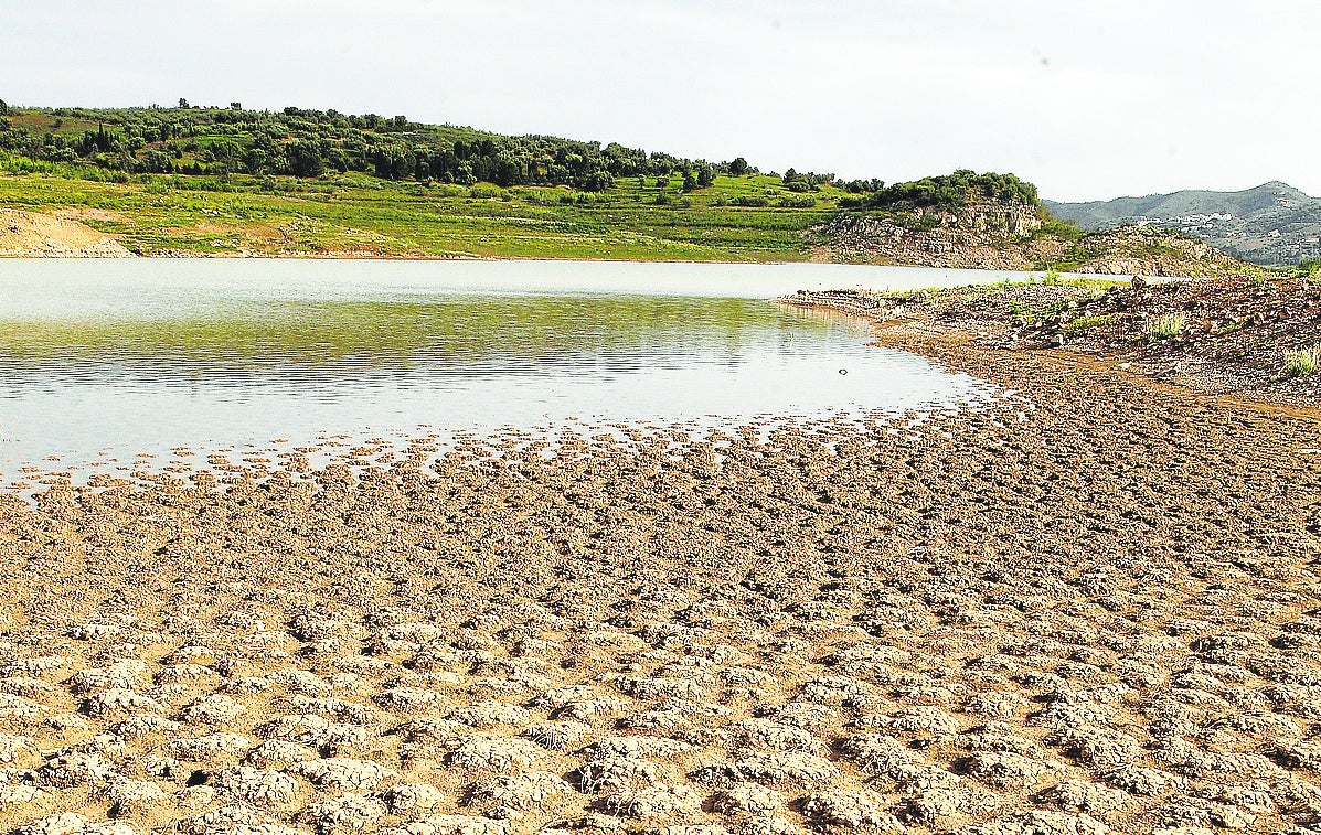 Imagen de archivo del pantano de La Viñuela, afectado por la escasez de lluvias.