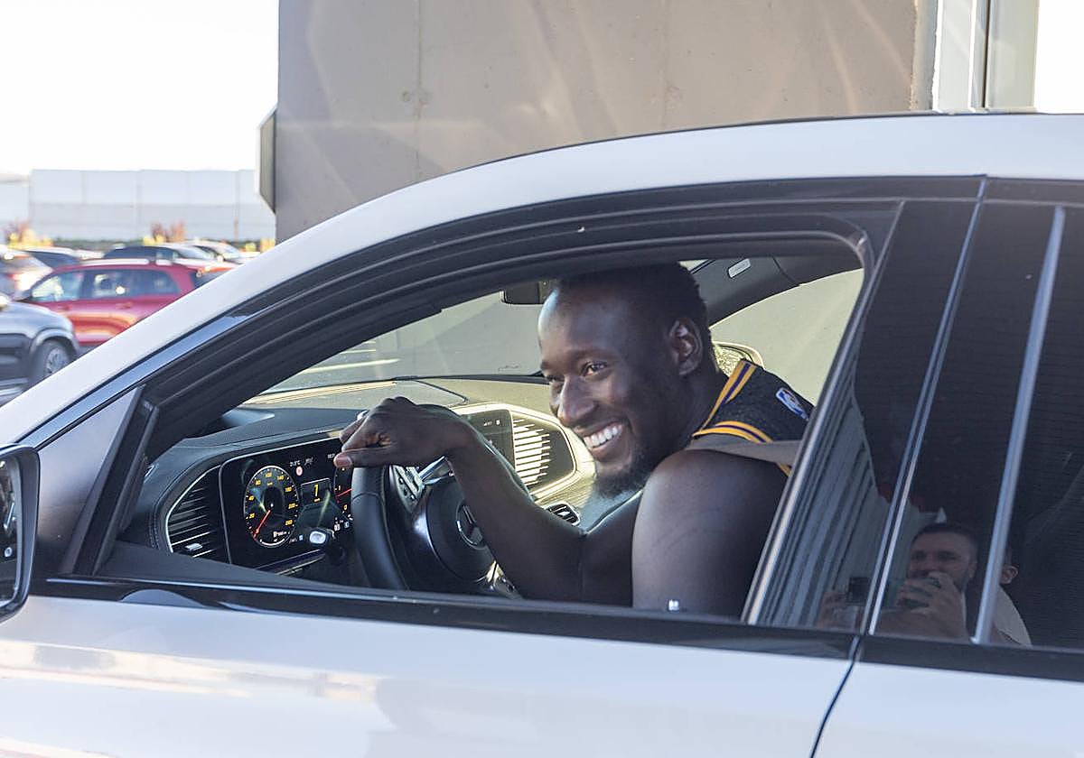 Diédhiou, delantero disponible, al salir de la Ciudad Deportiva.