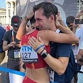 El emocionante abrazo de María Pérez con su entrenador