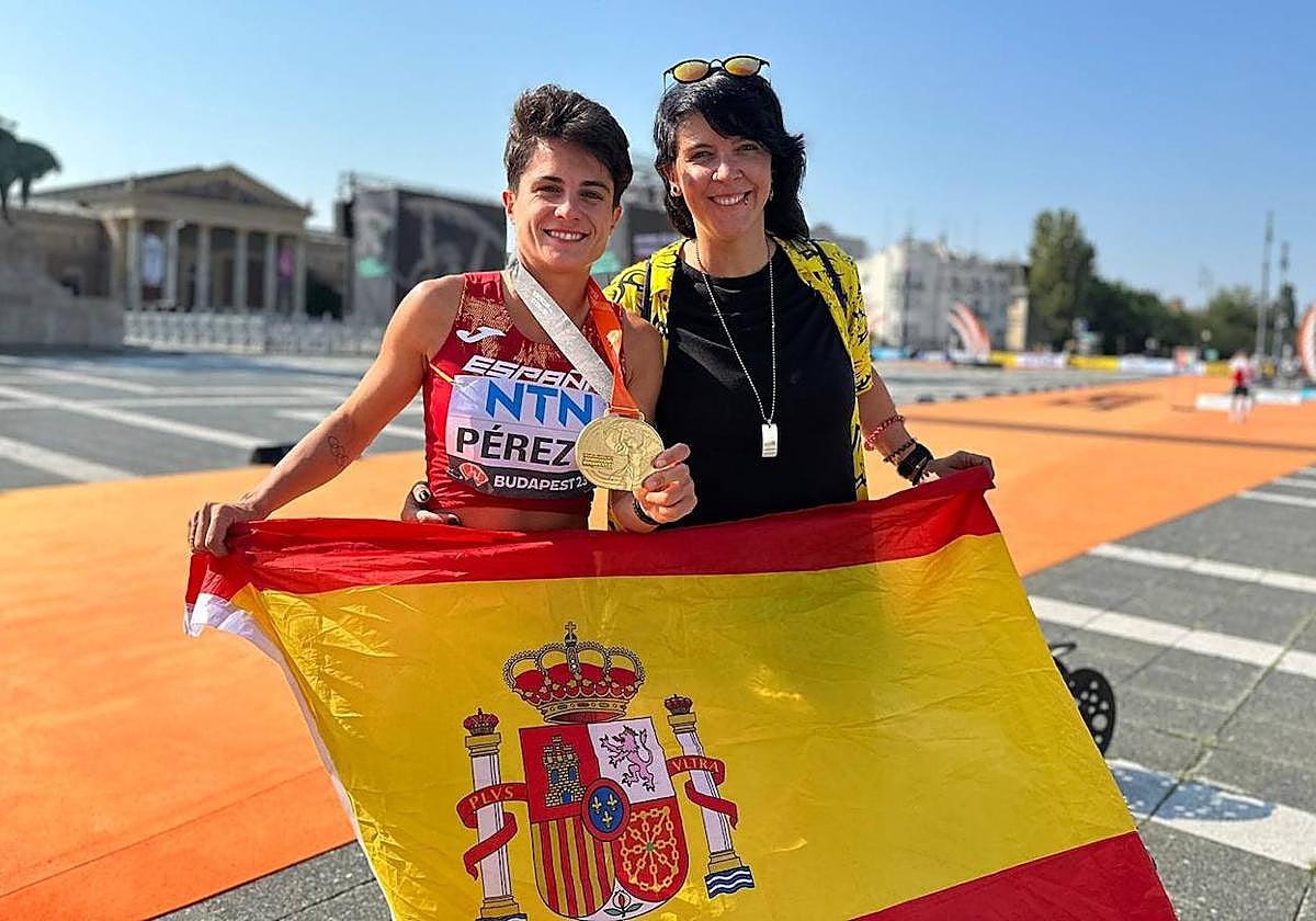 María Pérez celebra su título junto a su mujer, Noe Morillas, en la Plaza de los Héroes en Budapest.