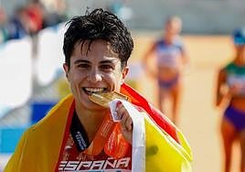 María Pérez muerde la medalla de oro como campeona del mundo lograda en Budapest.