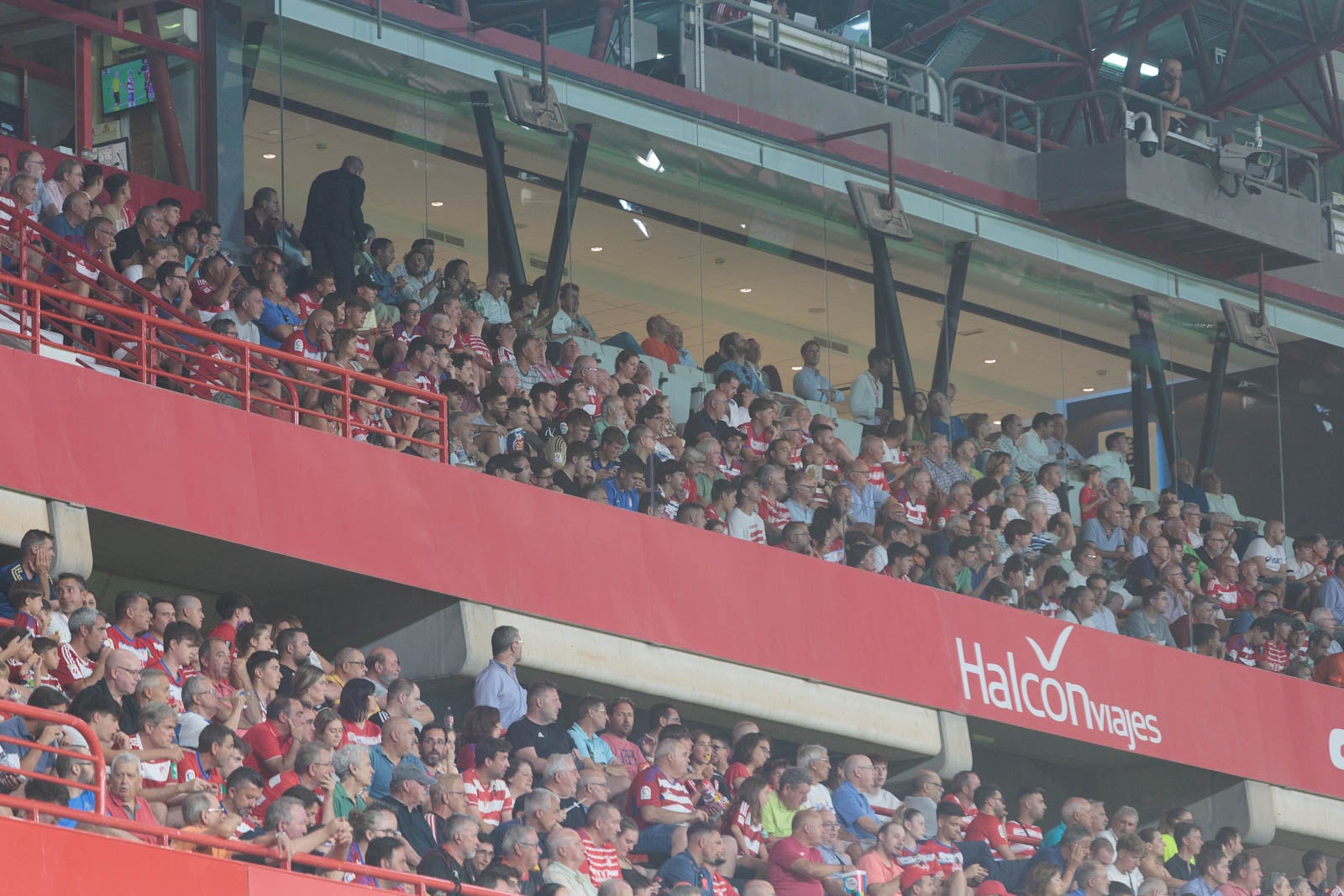 Encuéntrate en la grada durante el Granada-Rayo