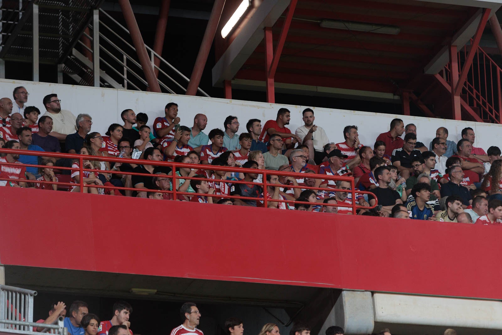 Encuéntrate en la grada durante el Granada-Rayo