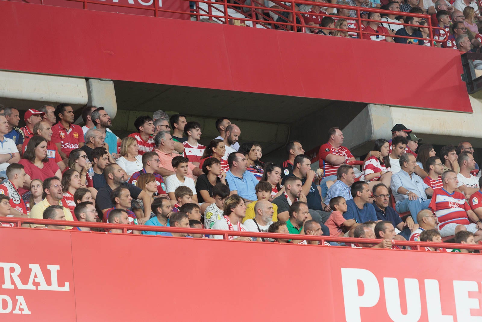 Encuéntrate en la grada durante el Granada-Rayo