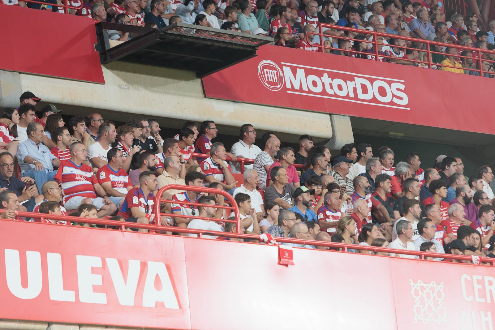 Encuéntrate en la grada durante el Granada-Rayo