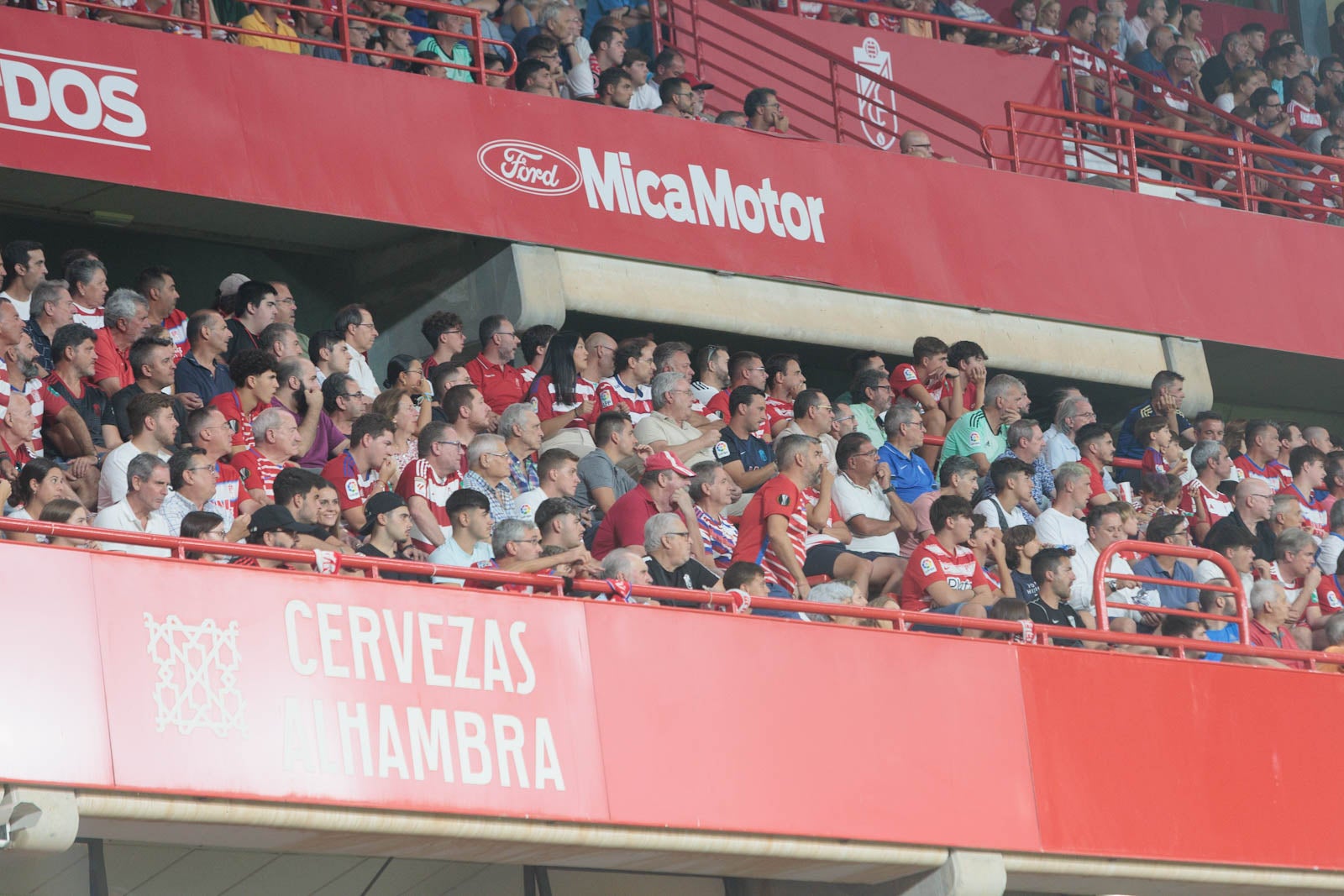 Encuéntrate en la grada durante el Granada-Rayo