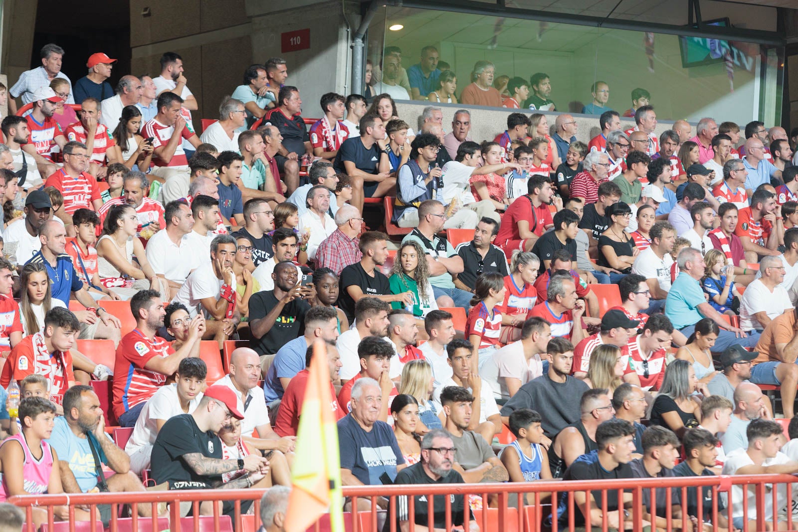 Encuéntrate en la grada durante el Granada-Rayo