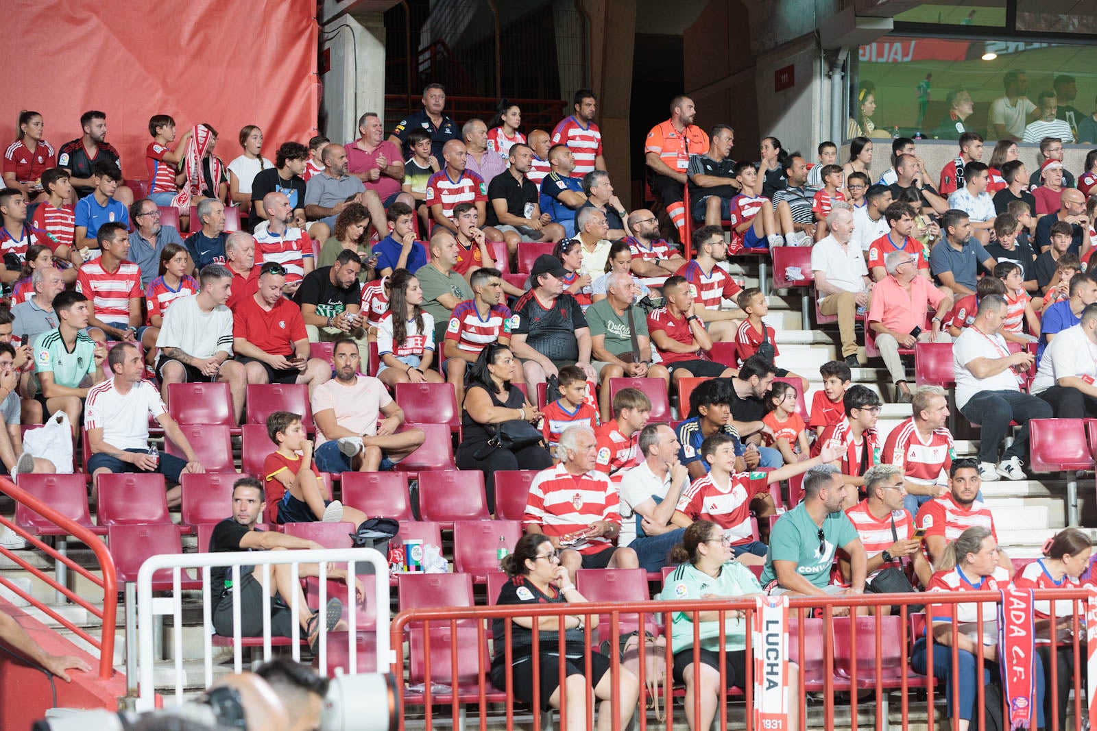 Encuéntrate en la grada durante el Granada-Rayo