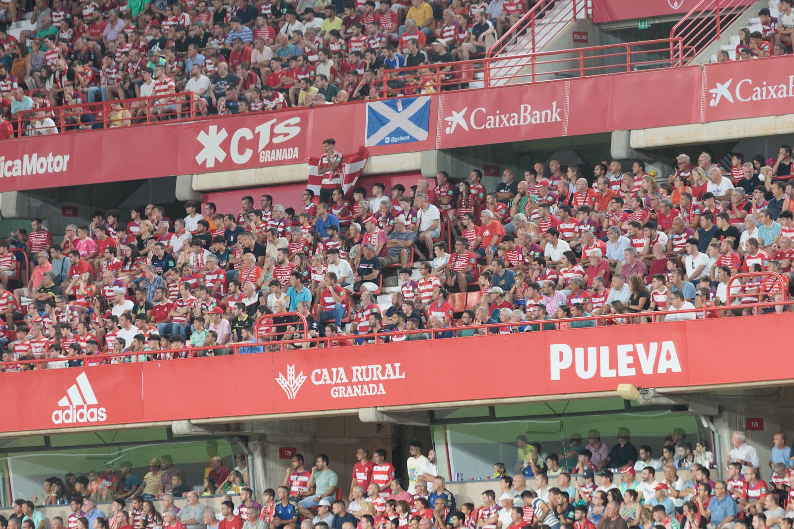 Encuéntrate en la grada durante el Granada-Rayo