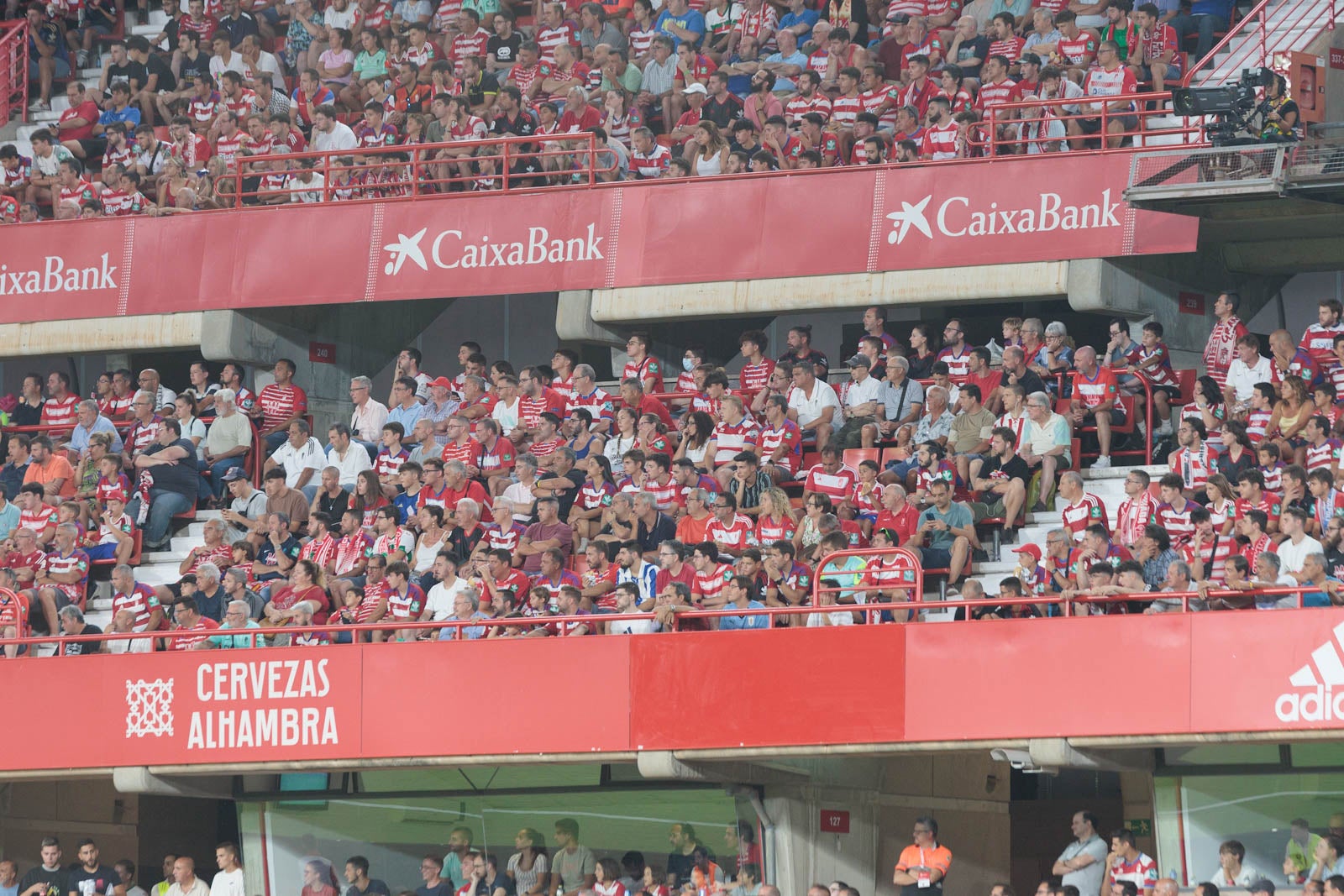 Encuéntrate en la grada durante el Granada-Rayo