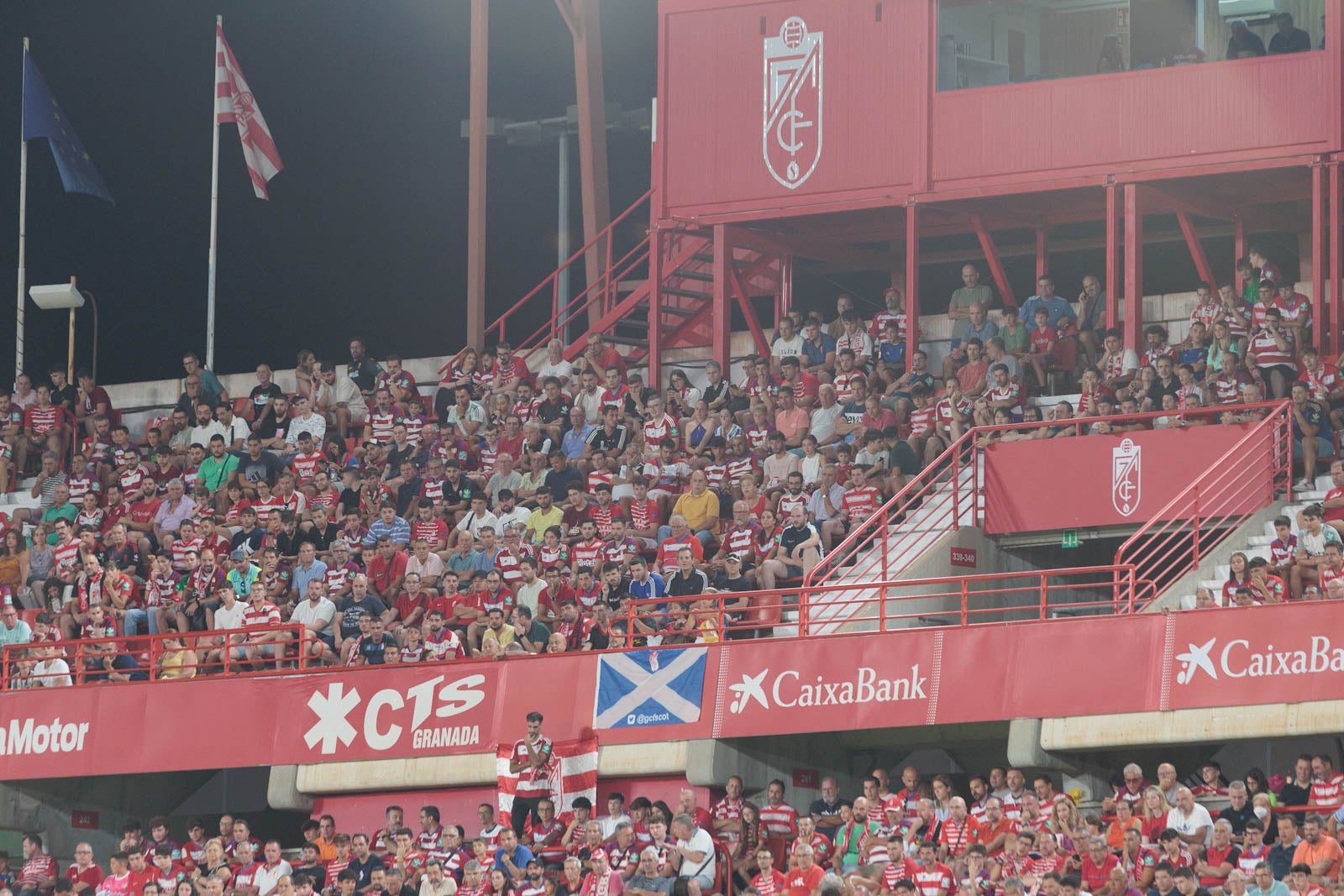 Encuéntrate en la grada durante el Granada-Rayo