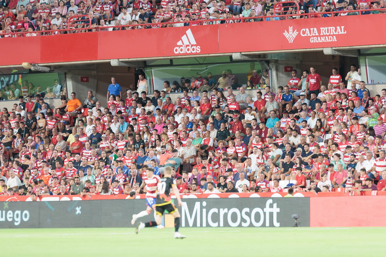 Encuéntrate en la grada durante el Granada-Rayo
