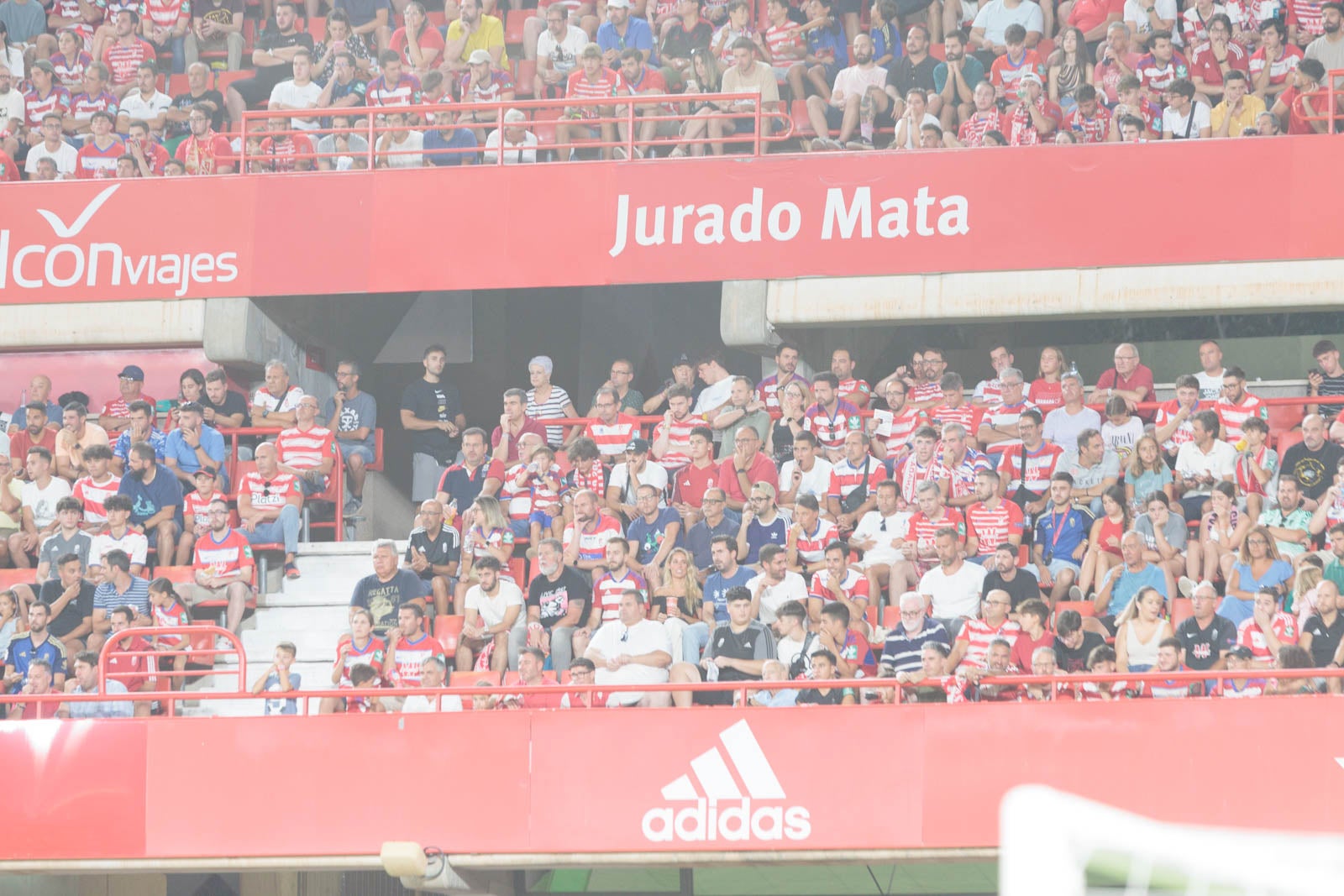 Encuéntrate en la grada durante el Granada-Rayo