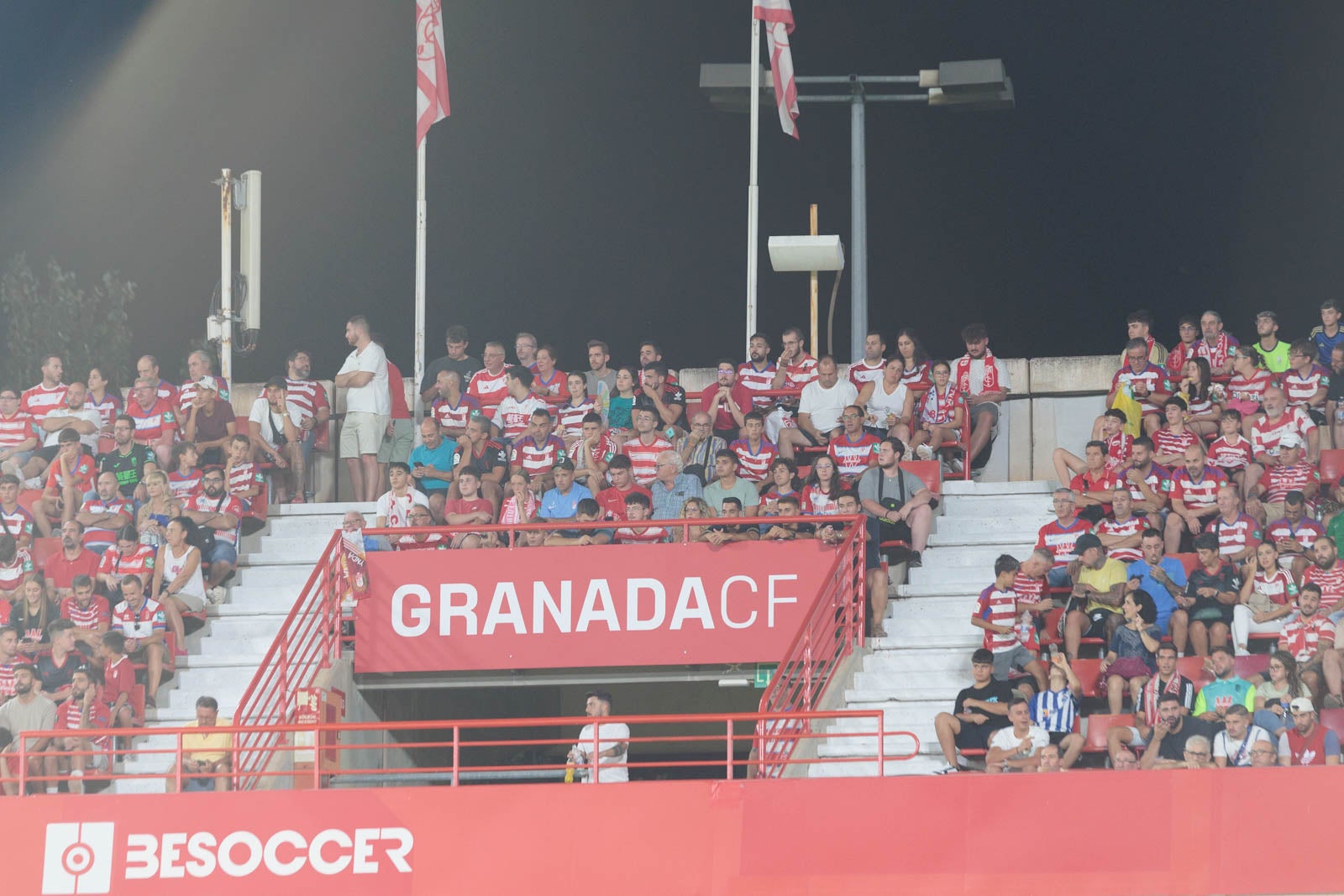 Encuéntrate en la grada durante el Granada-Rayo