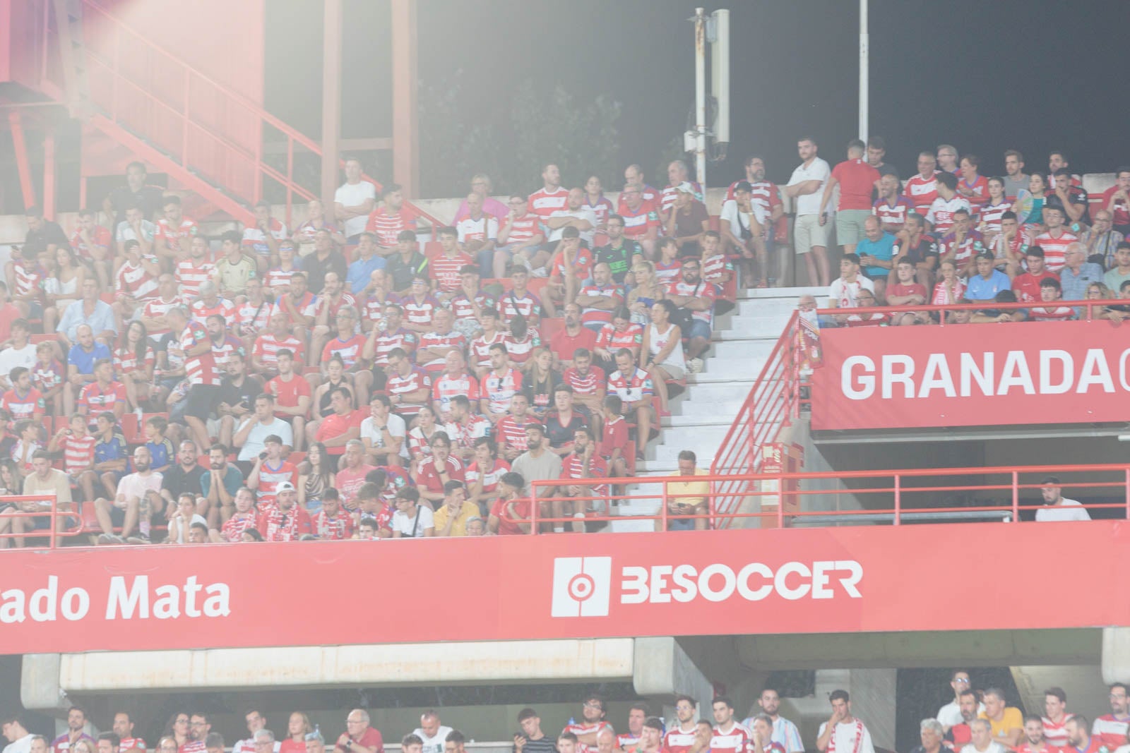 Encuéntrate en la grada durante el Granada-Rayo