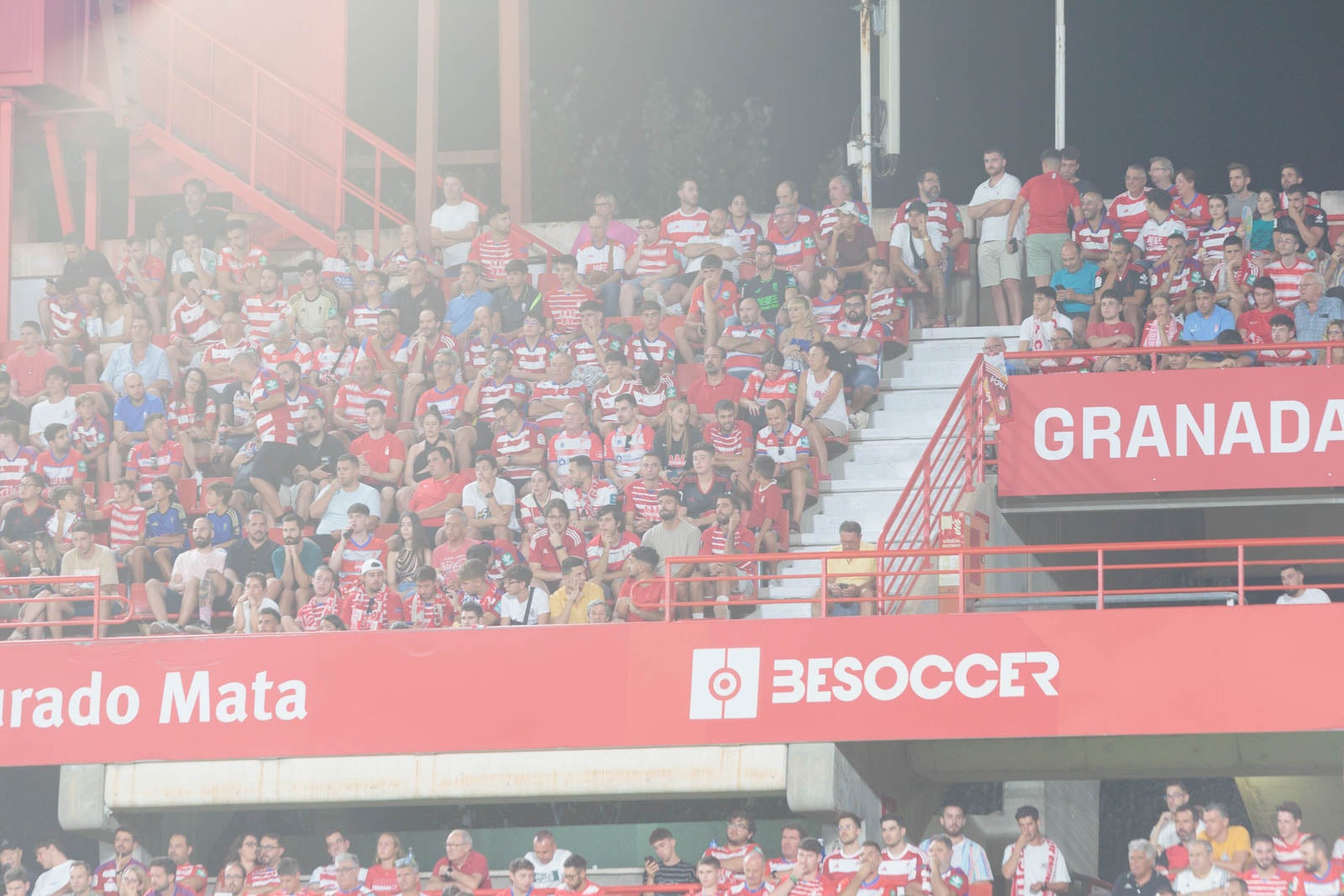 Encuéntrate en la grada durante el Granada-Rayo