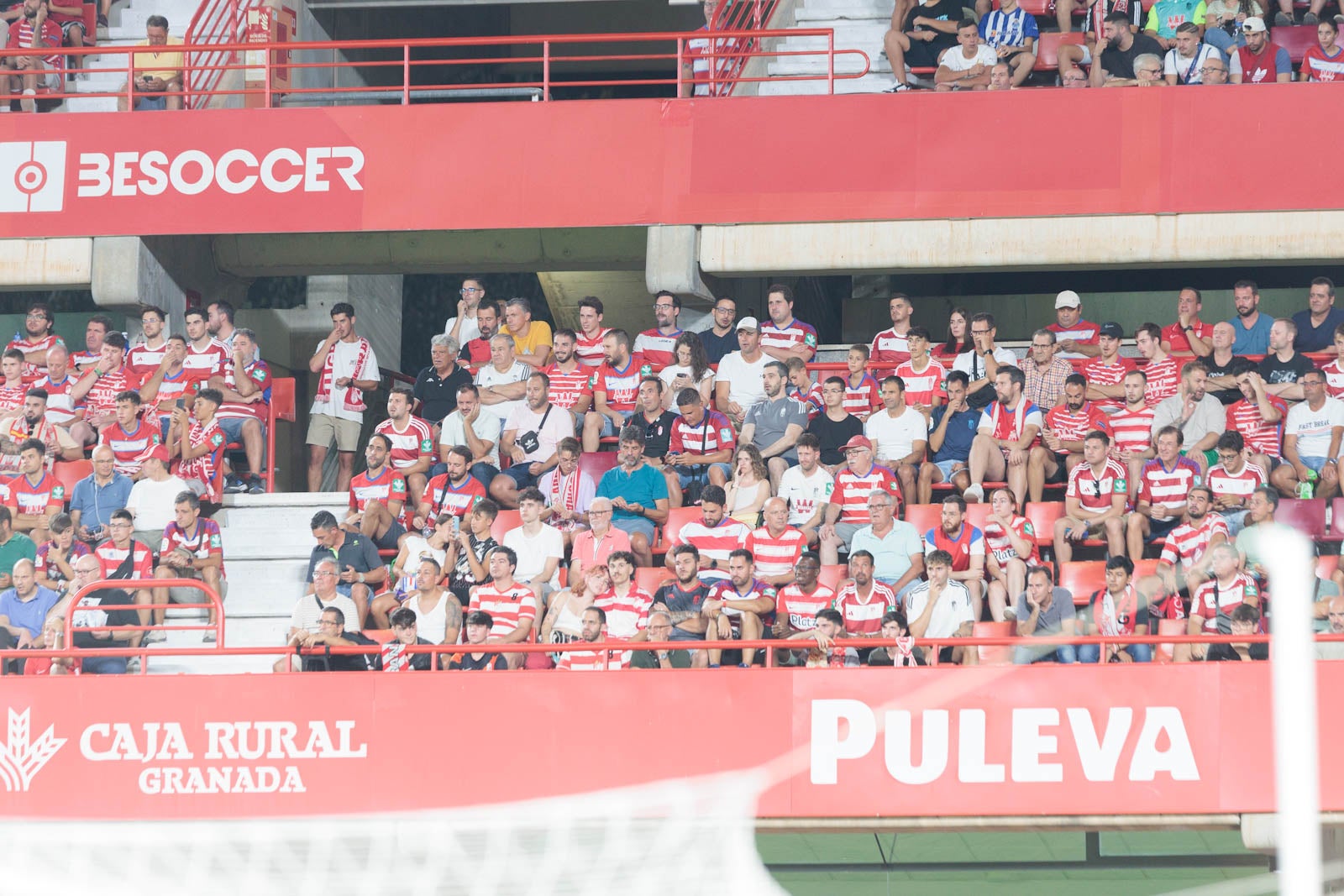 Encuéntrate en la grada durante el Granada-Rayo