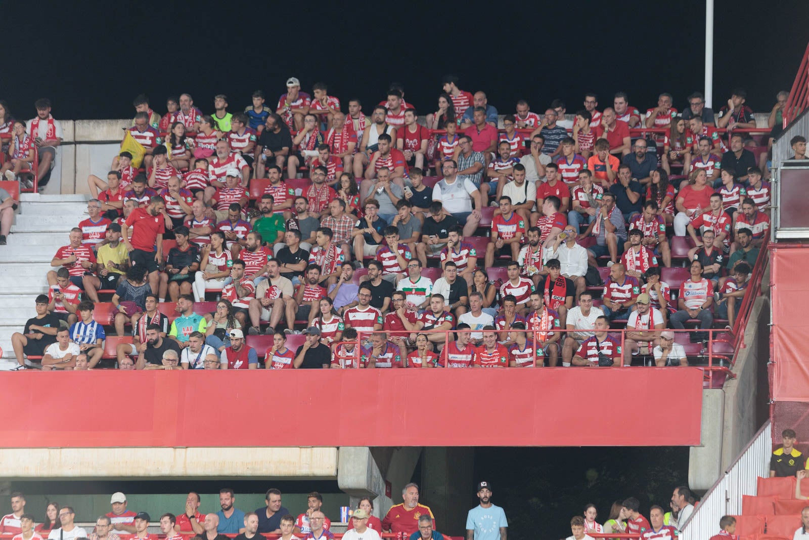 Encuéntrate en la grada durante el Granada-Rayo