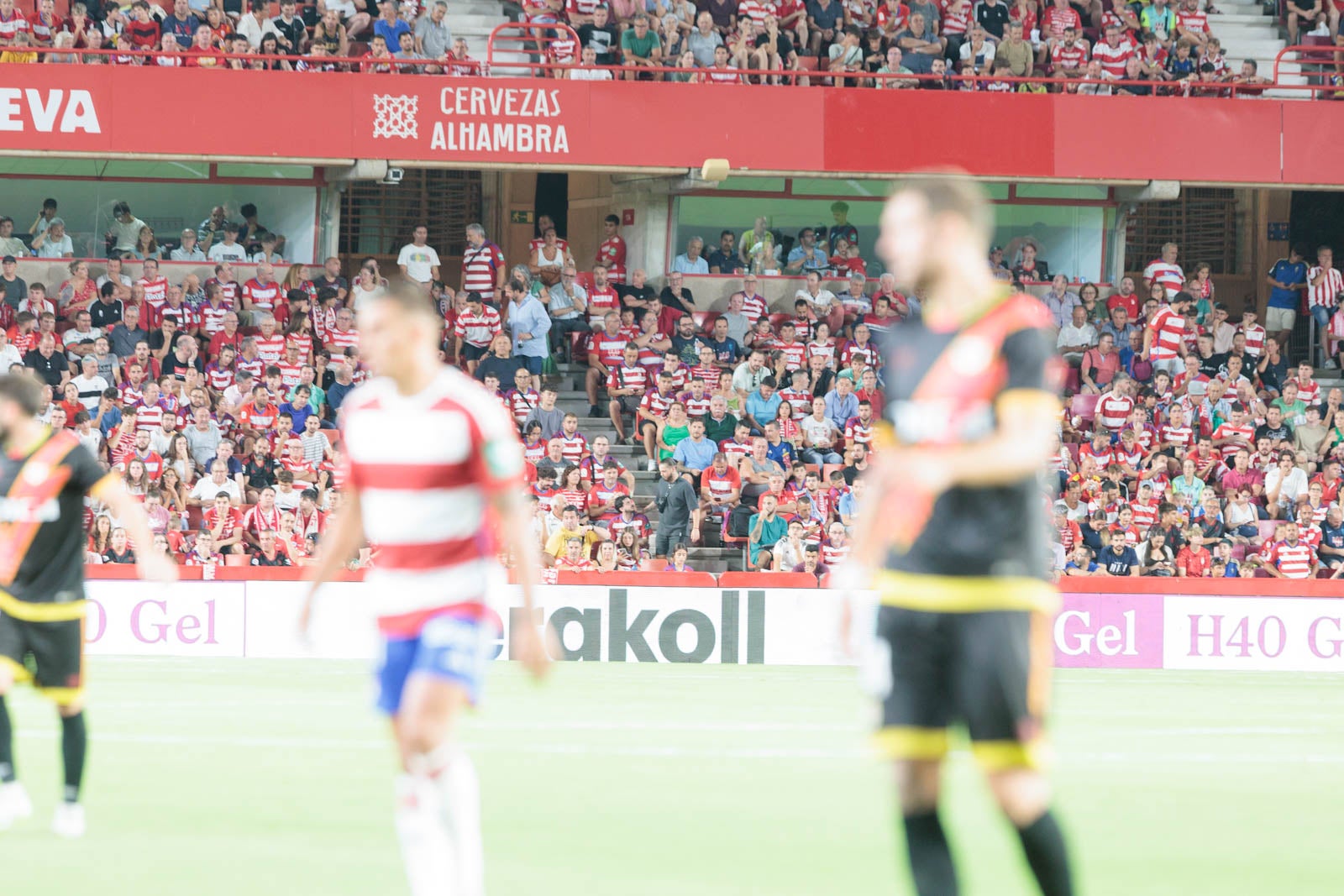 Encuéntrate en la grada durante el Granada-Rayo