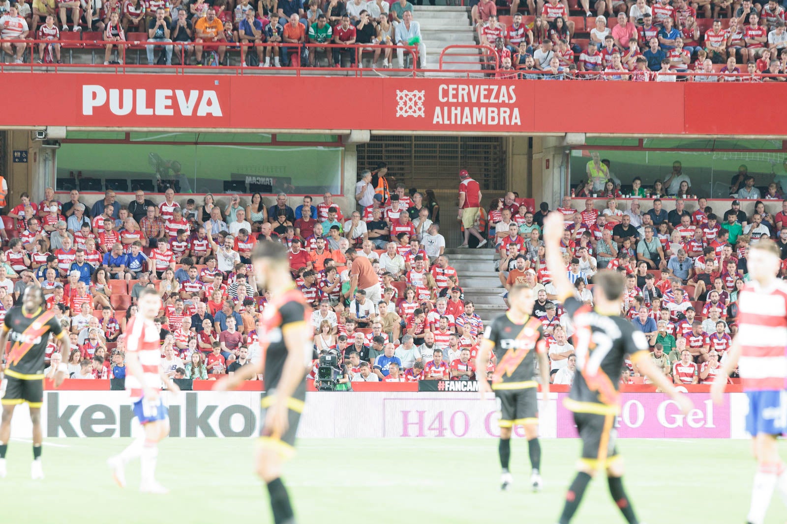 Encuéntrate en la grada durante el Granada-Rayo