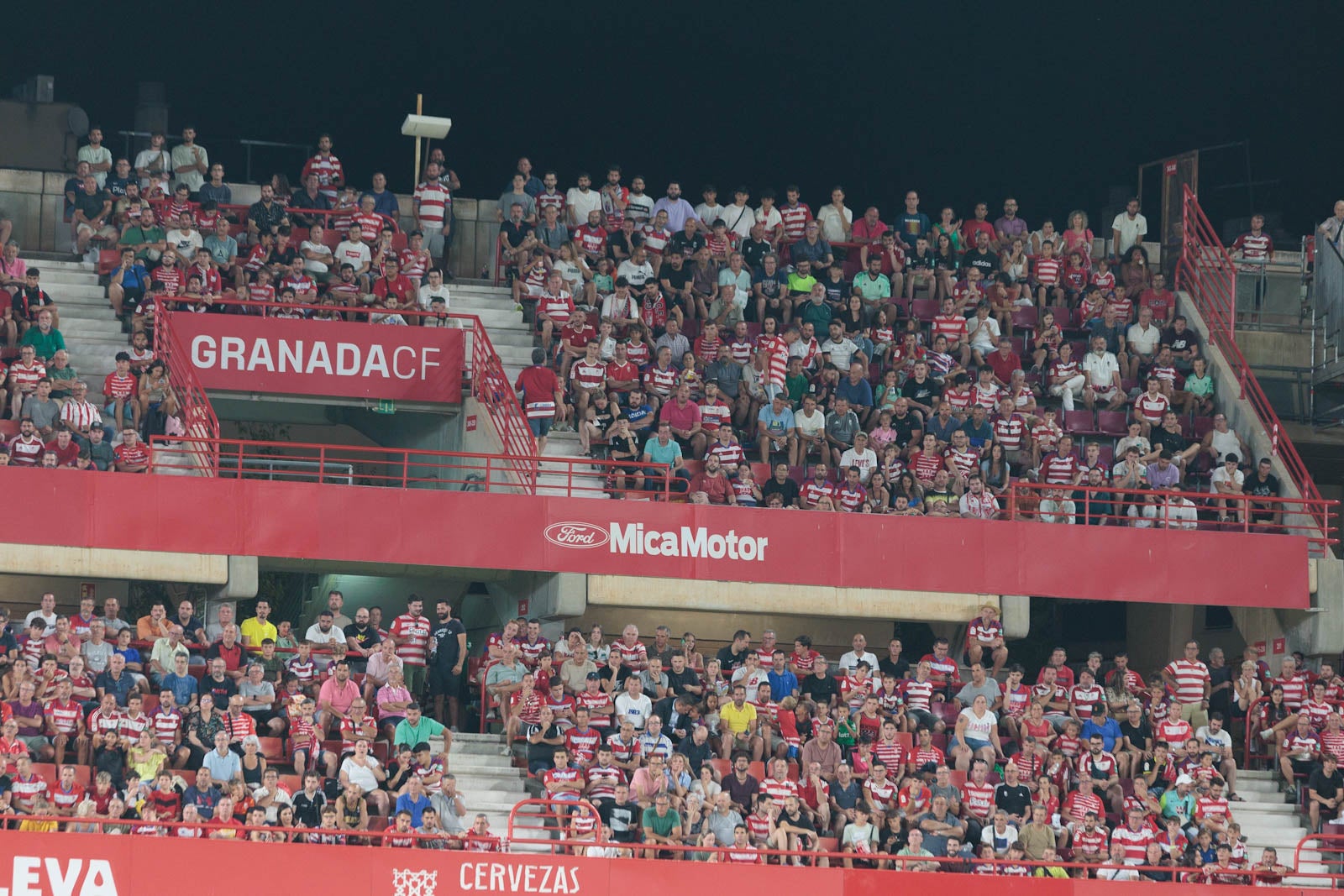 Encuéntrate en la grada durante el Granada-Rayo