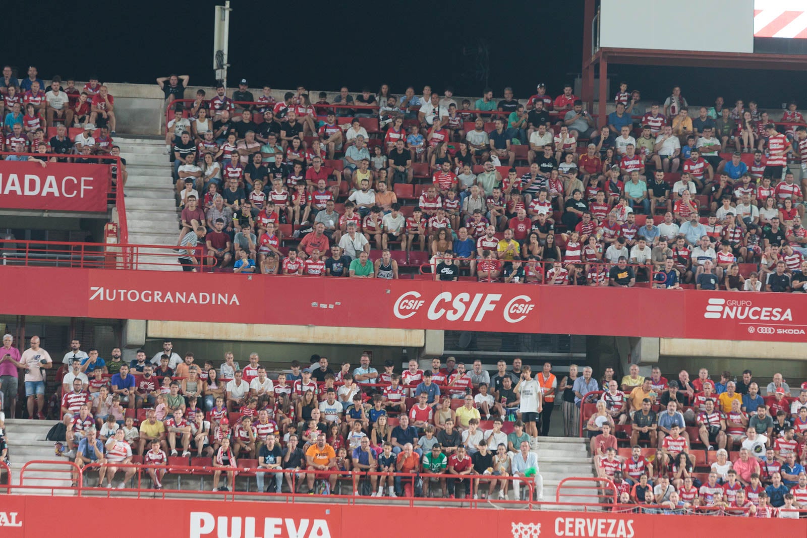 Encuéntrate en la grada durante el Granada-Rayo
