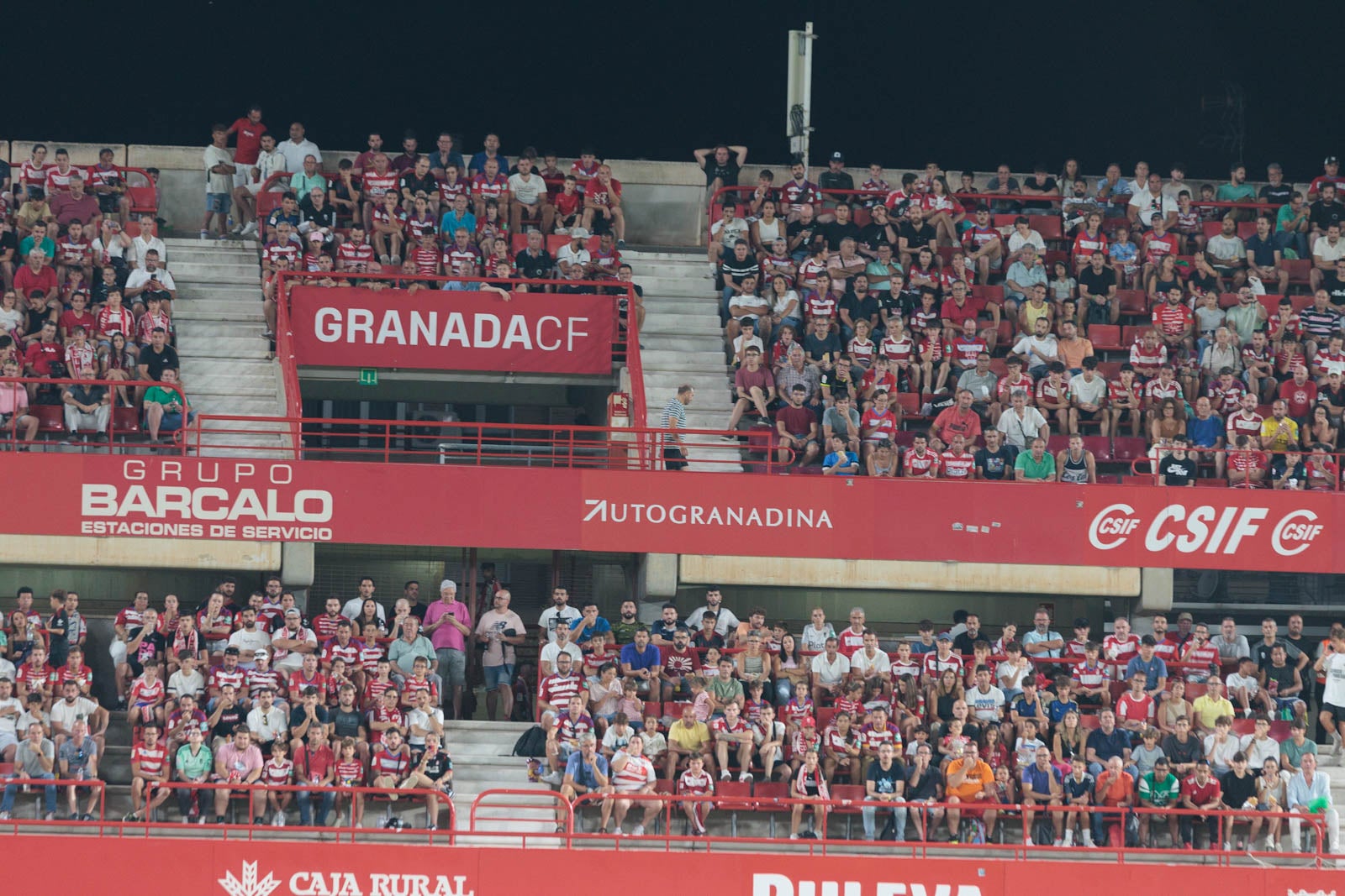 Encuéntrate en la grada durante el Granada-Rayo